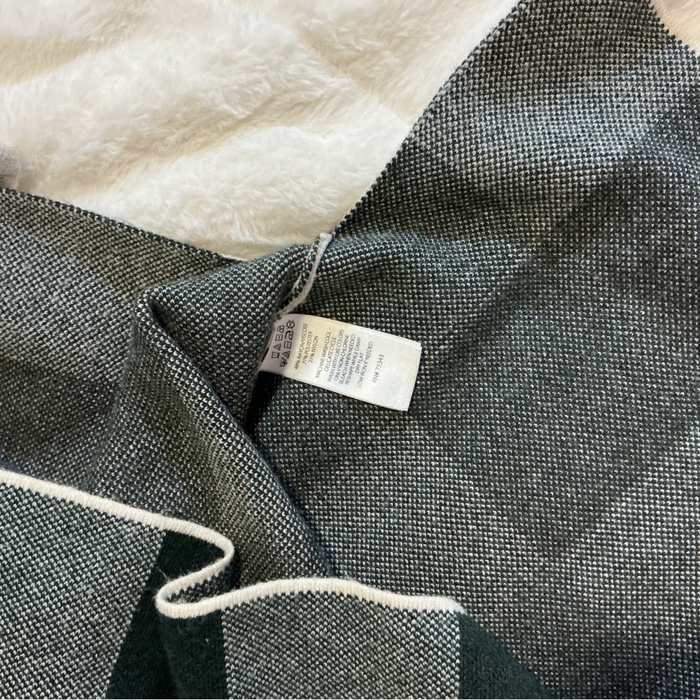 TAHARI Plaid Women's Sweater - Green and White - Picture 7 of 8